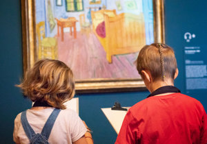 Kinderen kijken naar Van Goghs schilderij 'De slaapkamer'