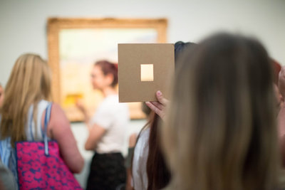 Een leerling doet mee met de opdrachten in de rondleiding Kijken naar Van Gogh voor de bovenbouw van het voortgezet onderwijs. Foto: Brenda Roos